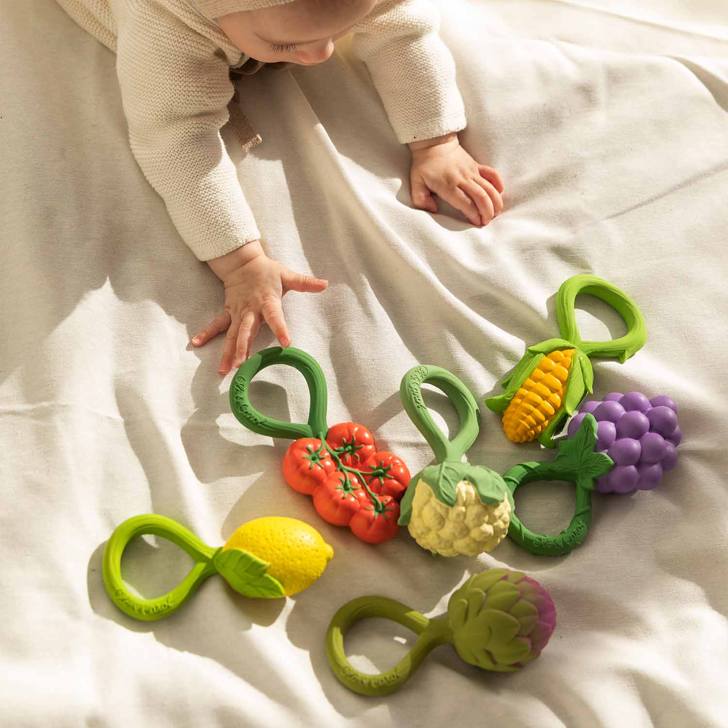 Oli y Carol Artichoke Rattle Toy