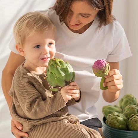 Oli y Carol Artichoke Rattle Toy